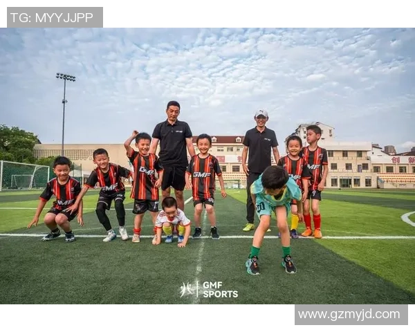 我的足球教练教会我坚持与团队合作的重要性和成长的意义